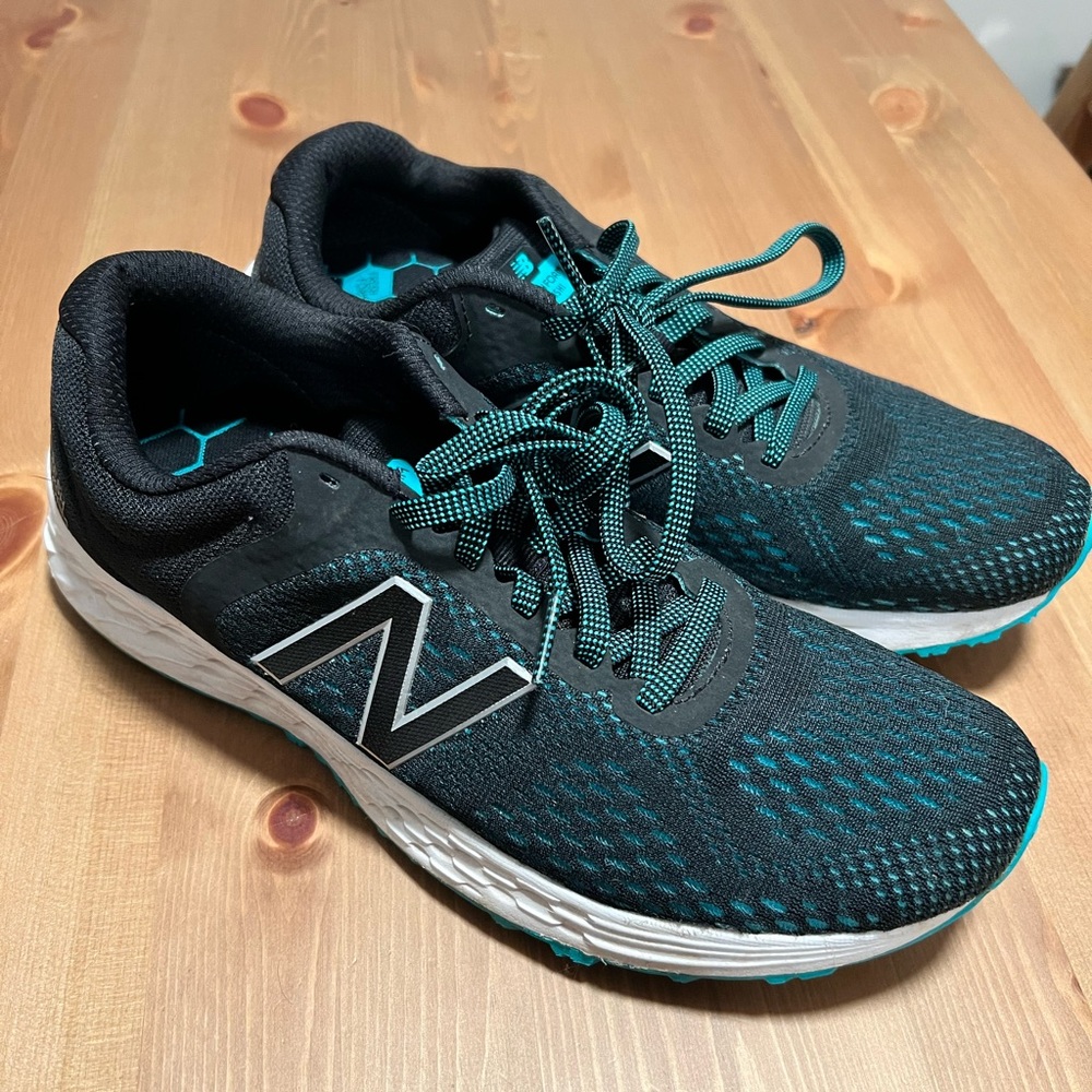 Blue New Balance Foam Airishi Running Shoes, Women size 9